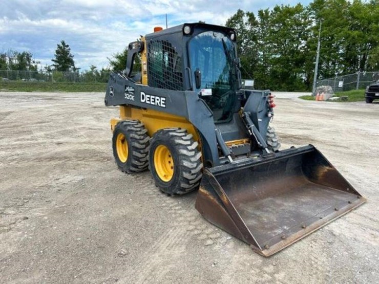 2017-deere-320e-image-8