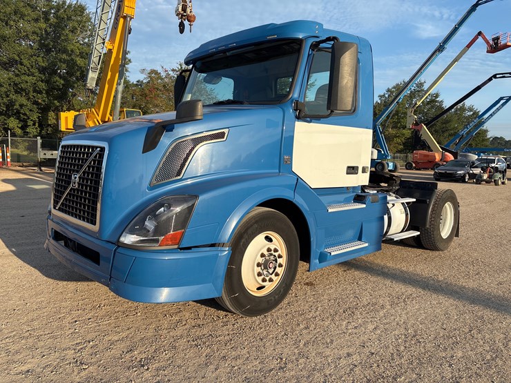 2015-volvo-vnl42t300-image-1
