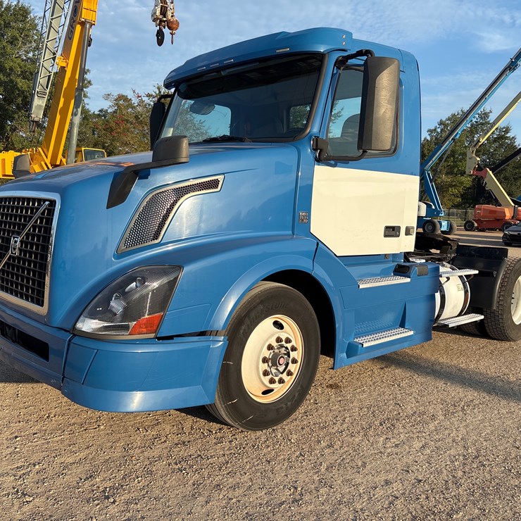 2015 VOLVO VNL42T300