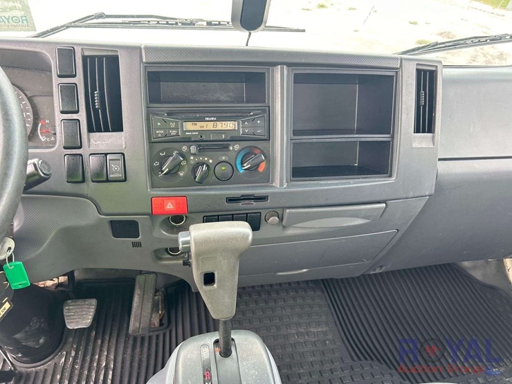 2016-isuzu-npr-image-18