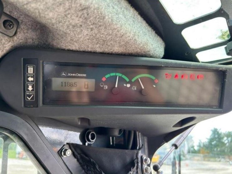 2017-deere-320e-image-5