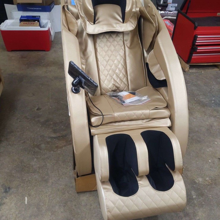 UNUSED MASSAGE CHAIR