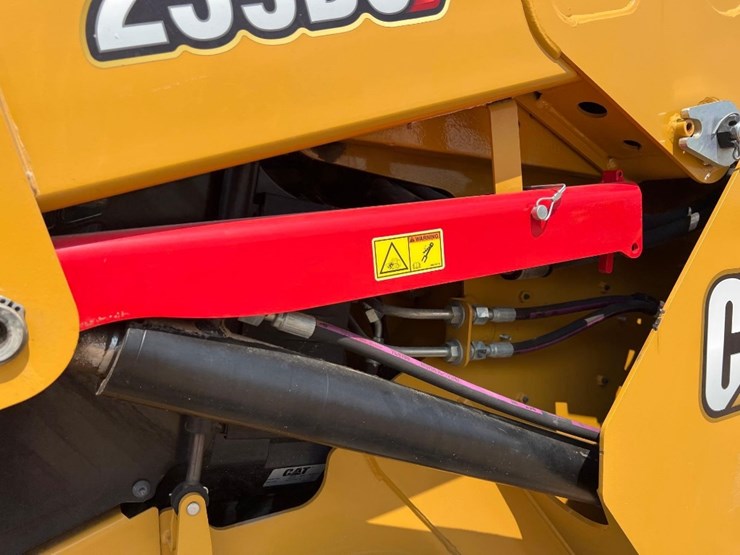 2023-caterpillar-259d3-image-12