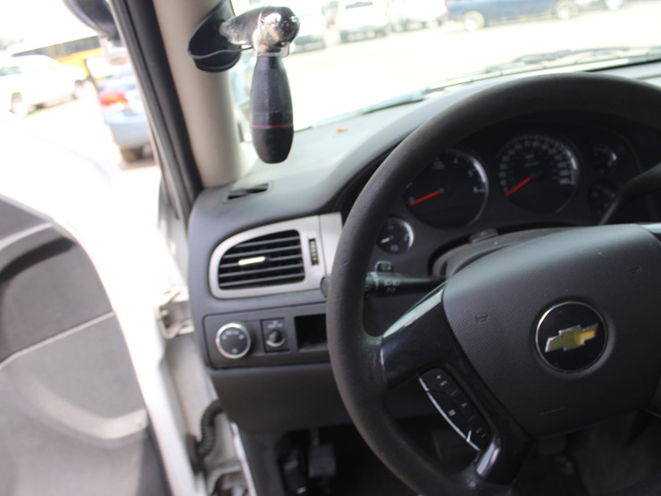 2011-chevrolet-tahoe-image-13