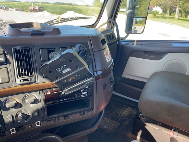2016-volvo-day-cab-semi-image-22