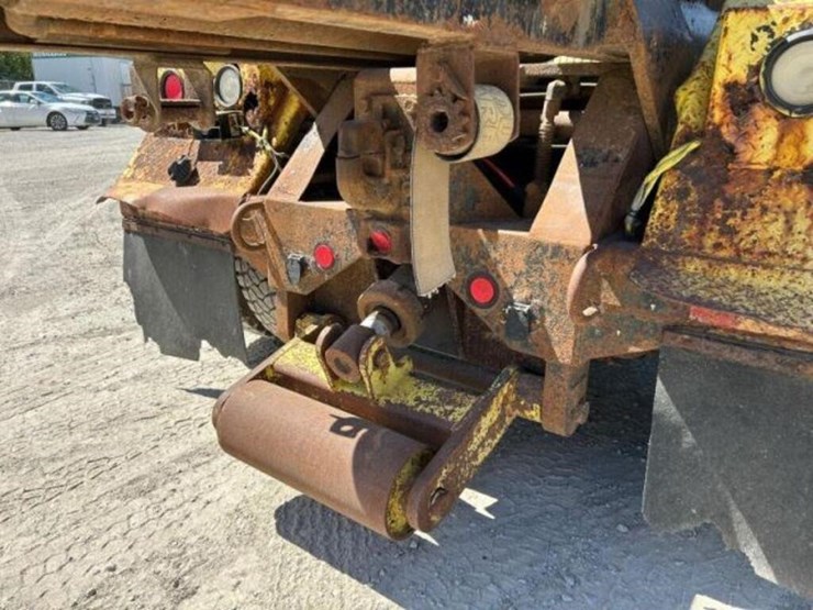 2002-freightliner-fl112-image-52