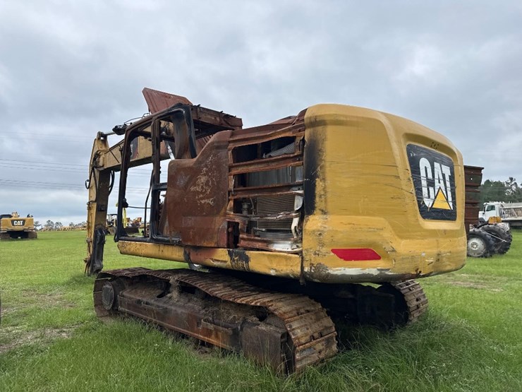 caterpillar-320-image-6
