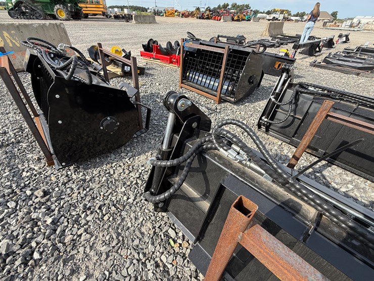 #2000-•-#26264-•-unused-giyi-72"-skid-steer-bucket-fkhd722507244-image-10