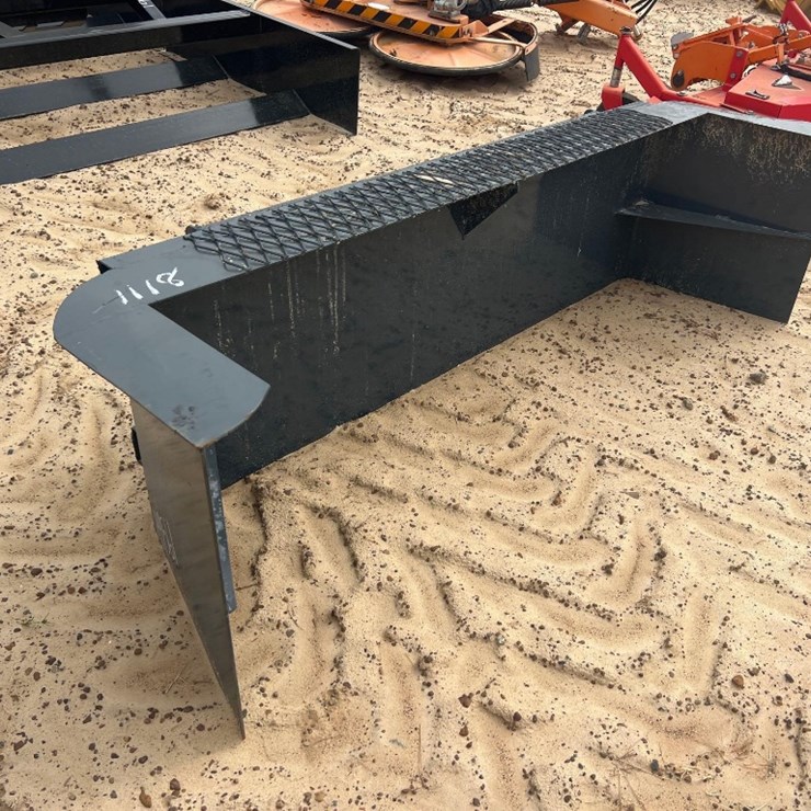 UNUSED X-STAR 70" QUICK ATTACH MANURE/SNOW PUSHER