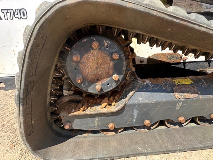 2016-bobcat-t740-image-30