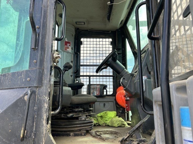 2016-caterpillar-545d-image-16