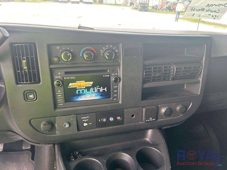 2017-chevrolet-express-lt-passenger-van-image-15
