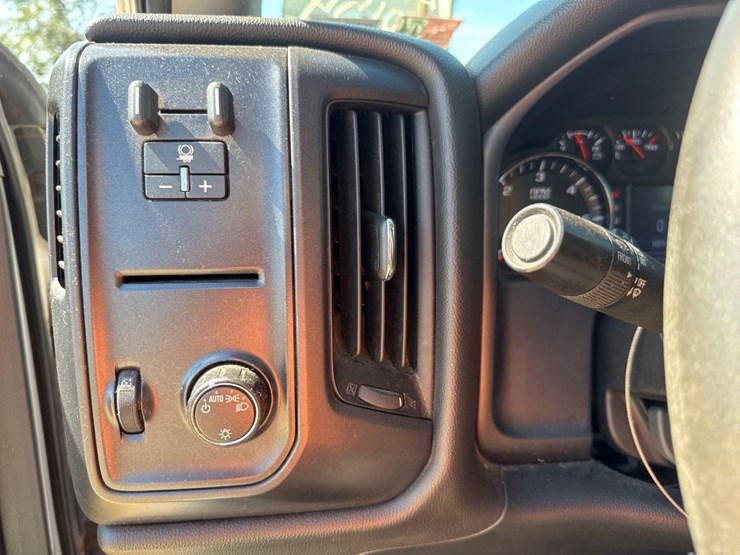 2016-chevrolet-2500-truck-image-29