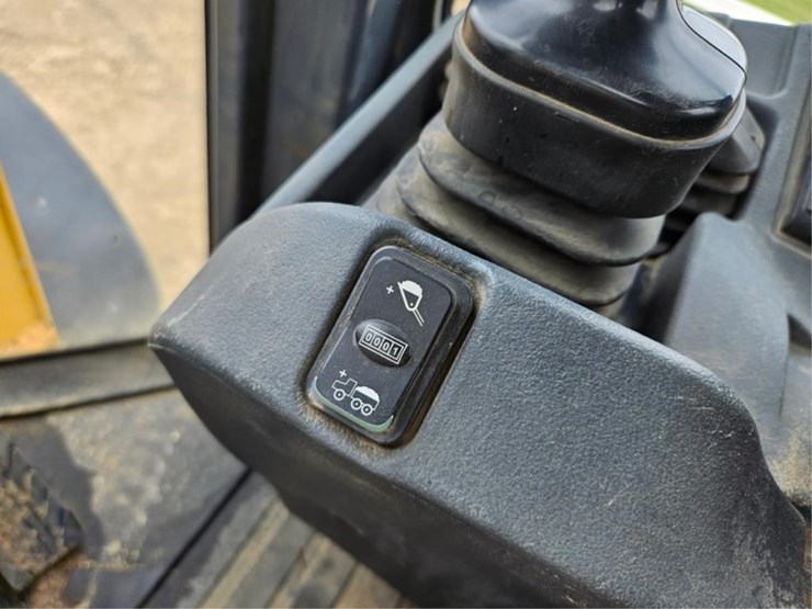 2012-deere-624k-image-51