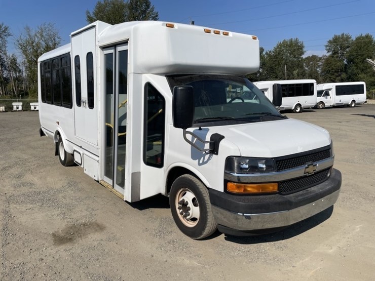 2014-chevrolet-express-paratransit-bus-image-2