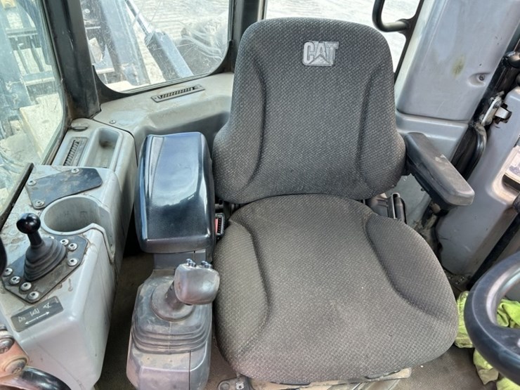 2016-caterpillar-545d-image-17