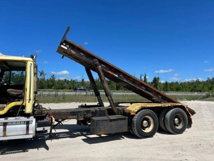 2002-freightliner-fl112-image-22