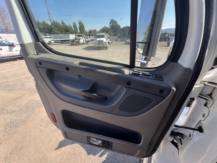 2016-freightliner-cascadia-s/a-truck-tractor-image-21