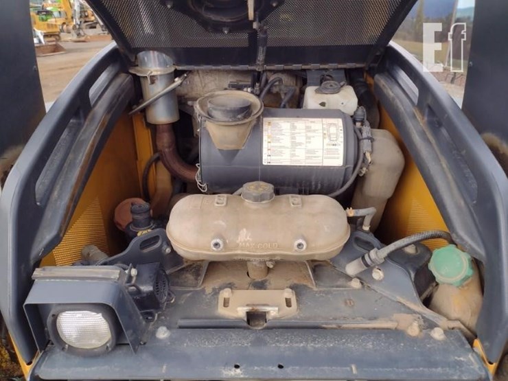 2015-deere-329e-image-35