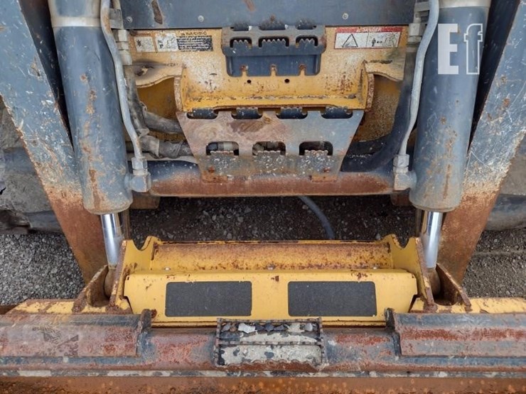 2015-deere-329e-image-14
