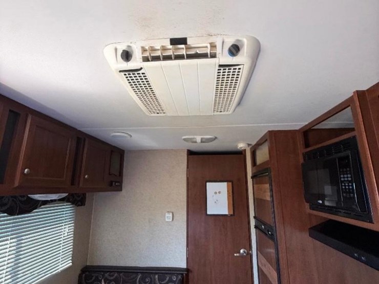 2015-lynx-by-heartland-prowler-camper-(20',-model-image-15