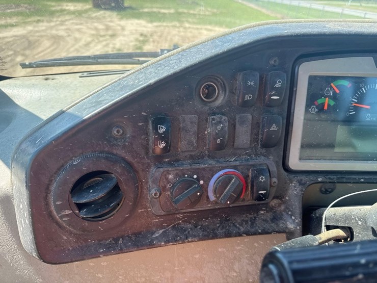 2016-caterpillar-730c2-image-26