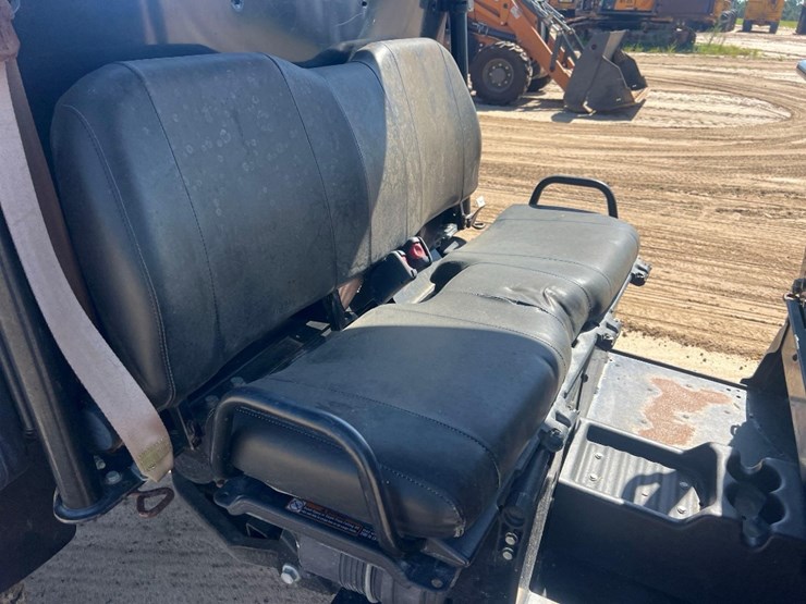 2019-john-deere-gator-image-19