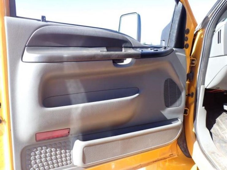 2005-ford-f750-xlt-image-12