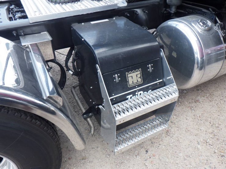 2023-peterbilt-389-image-3