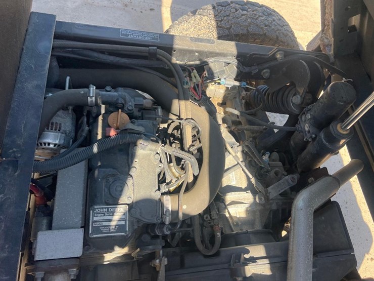 2019-john-deere-gator-image-16