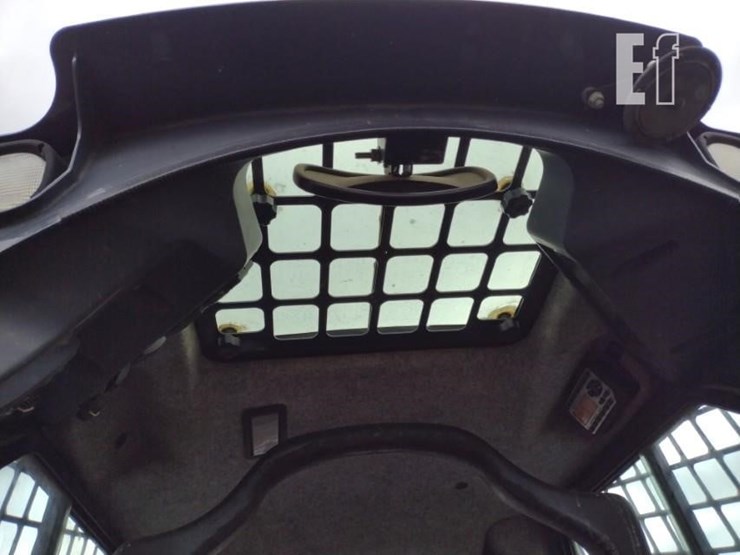 2015-deere-329e-image-13
