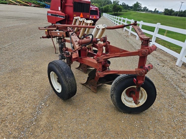 #265-•-ih-720-4-bottom-20"-semi-mount-plow-image-4