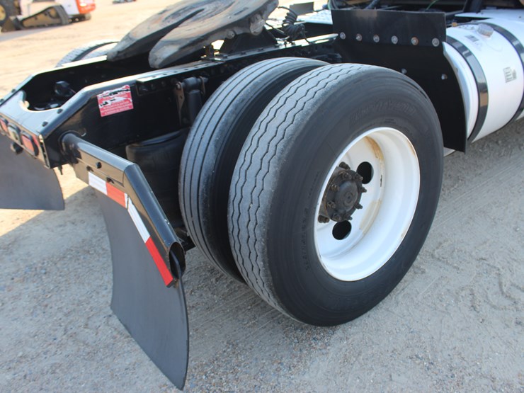 2015-volvo-vnl42t300-image-5