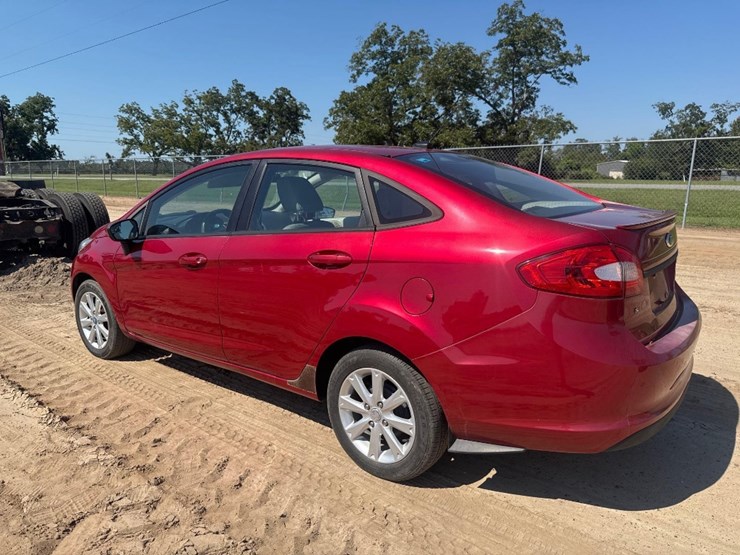 2011-ford-fiesta-se-car-image-8