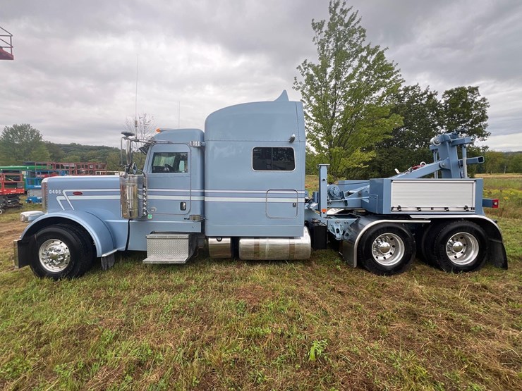 2019-peterbilt-389-image-1