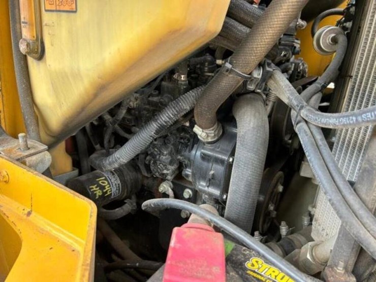 2017-deere-320e-image-26