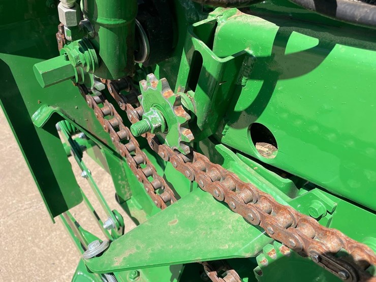 2021-john-deere-560m-image-31