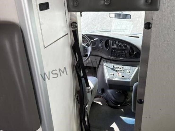 2006-ford-e450-image-17