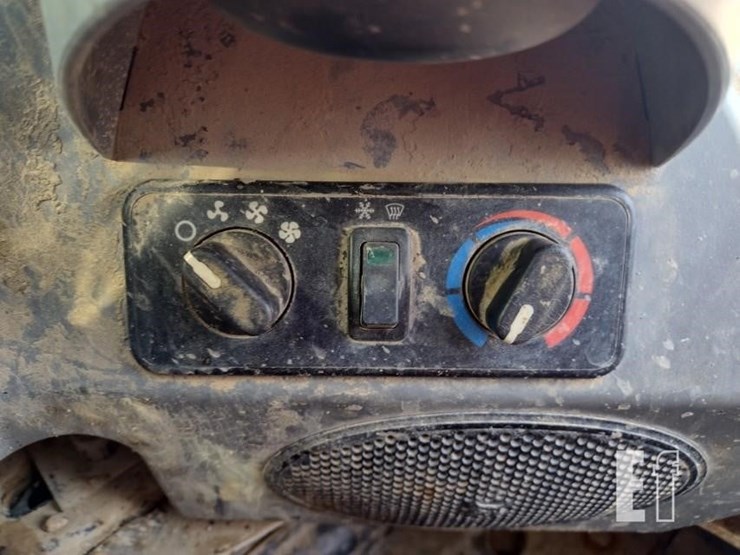 2019-bobcat-t740-image-12