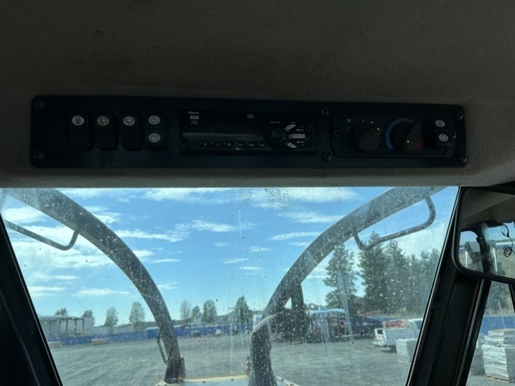2019-caterpillar-555d-image-25