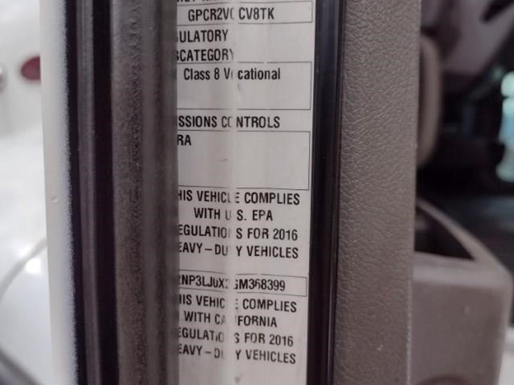 2016-peterbilt-348-image-9