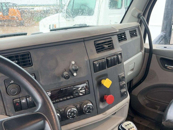 2018-peterbilt-t/a-daycab-semi-truck-image-30