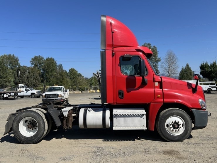 2017-freightliner-cascadia-s/a-truck-tractor-image-3