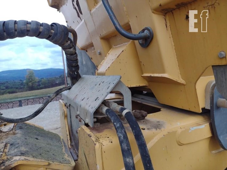2005-deere-300d-image-25