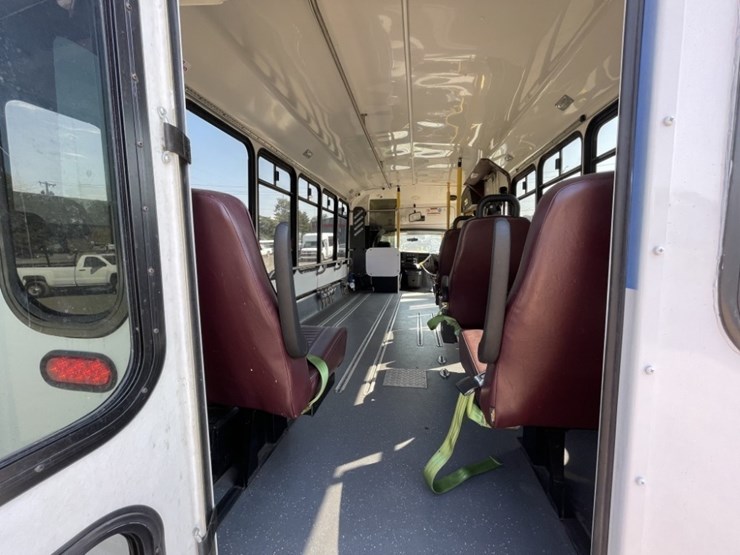 2014-chevrolet-express-paratransit-bus-image-18