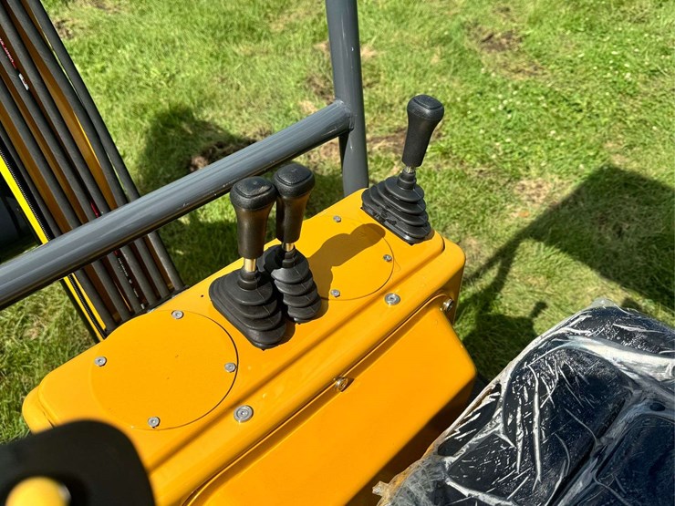 2025-cfg-industrial-mx12rx-mini-excavator-...-unused-image-10