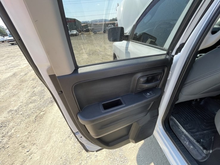 2017-dodge-ram-1500-crew-cab-4x4-pickup-image-21