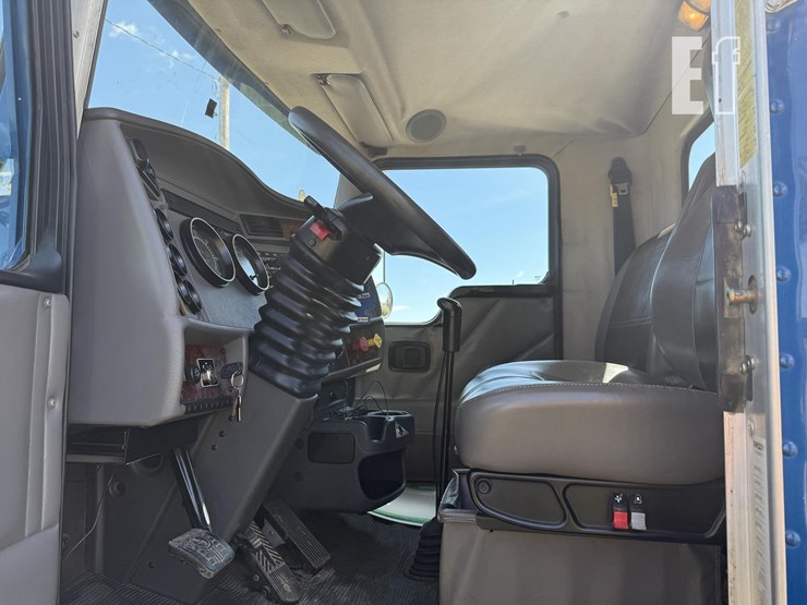 2005-kenworth-t300-image-36