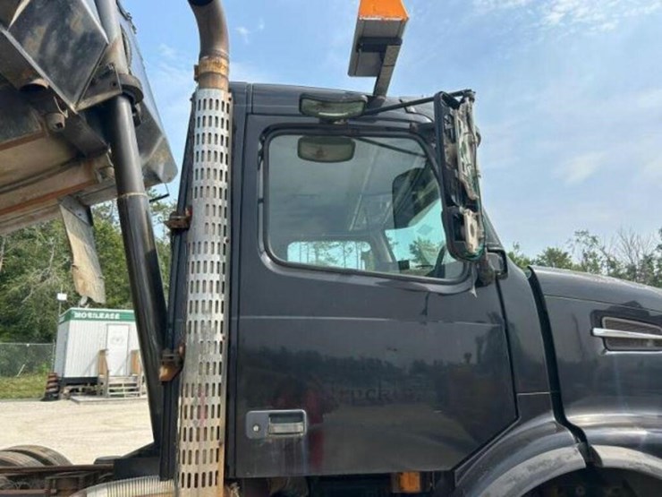 2005-volvo-tri/a-dump-truck-4v5k99gh55n391882-image-94