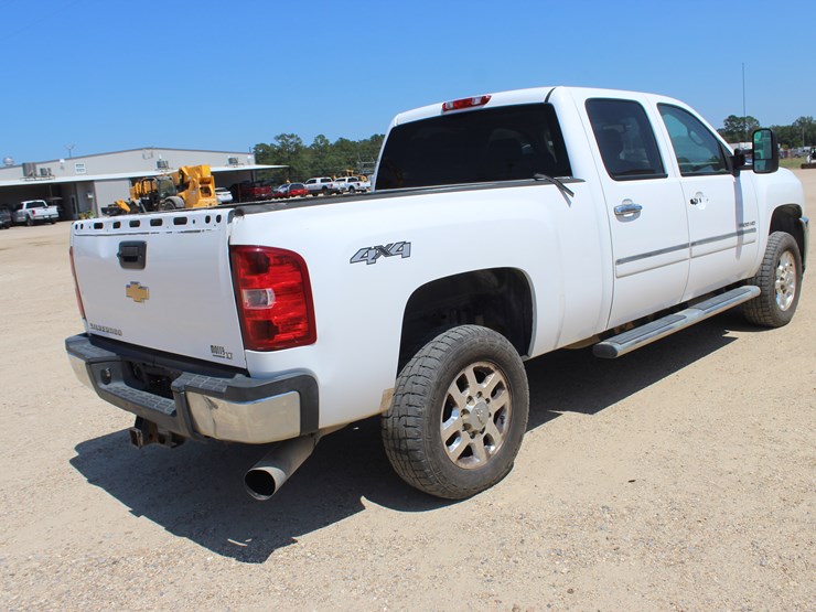 2013-chevrolet-3500hd-image-3
